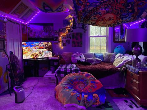 A Steric Room Ideas, Sick Room Decor, Chill Room Inspiration, Trap House Room Aesthetic, Couch In Bedroom Ideas Aesthetic, Y2k Room Ideas Aesthetic, Smokers Room Ideas, Room Ideas Aesthetic Smoker, Chaotic Bedroom Aesthetic