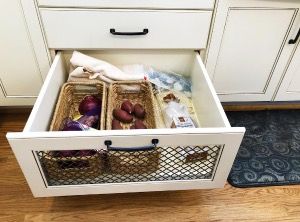 Potato and onion drawer | Imamother Potato And Onion Cabinet, Potato Drawer, Kitchen Onion Potato Storage, Potato And Onion Storage Ideas, Onion Drawer, Potato And Onion Storage, Dutch Farmhouse, Storing Onions, Potato Bin