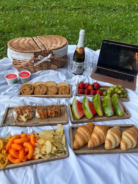 #picnic #aesthetic Lake Picnic Ideas, Picnic Food Ideas Recipes, Picnicking Ideas Food, Senior Picnic Ideas, Picnic Bday Party Ideas Simple, Picnic Food Ideas Aesthetic Junk Food, Picnic Snack Ideas Simple, Mexican Picnic Food Ideas, Picnic Food Ideas Simple Easy