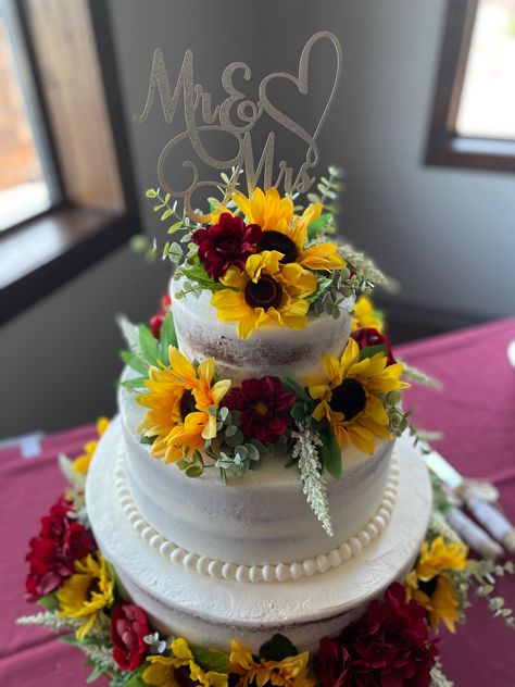 Wedding Cake With Sunflowers And Roses, Rose And Sunflower Wedding Cake, Sunflower Rose Wedding Cake, Sunflower And Roses Wedding Cake, Sunflower And Rose Wedding Cake, Sunflower Wedding Cakes, Sunflowers Decor, Sunflower Birthday Cakes, Farmer Wedding