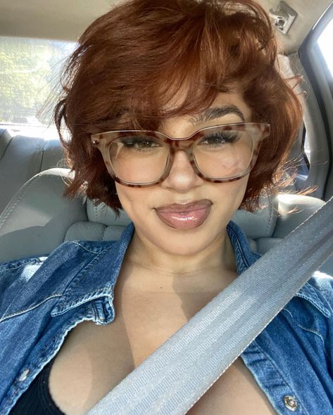 Tiktok Star, Short Hair Pixie Cuts, Short Sassy Hair, Dyed Hair Inspiration, Hairdos For Curly Hair, Pretty Hair Color, Sassy Hair, Crop Hoodie, Short Natural Hair Styles