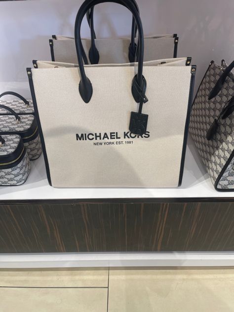 Cute summer michael kors tote bag luggage neutral aestheticly pleasing Tote Bag Luxury, Michael Kors Tote Bag, Luxury Stuff, Summer Tote Bag, Big Tote Bags, Handbag Storage, Summer Tote Bags, Michael Kors Tote Bags, Summer Tote