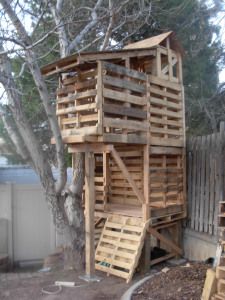 Great clubhouse made almost entirely of pallets Pallet Tree Houses, Pallet Tree, Pallet Playhouse, Pallet Building, Tree House Plans, Tree Fort, Tree House Diy, Tree House Kids, Pallet House