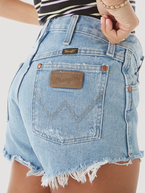 Women's Reworked Short Summer Outfit 2023, Surfergirl Style, Wrangler Women, Jean Short Outfits, Outfit 2023, Cute Country Outfits, Wrangler Shorts, Western Style Outfits, Outfit Inspo Summer