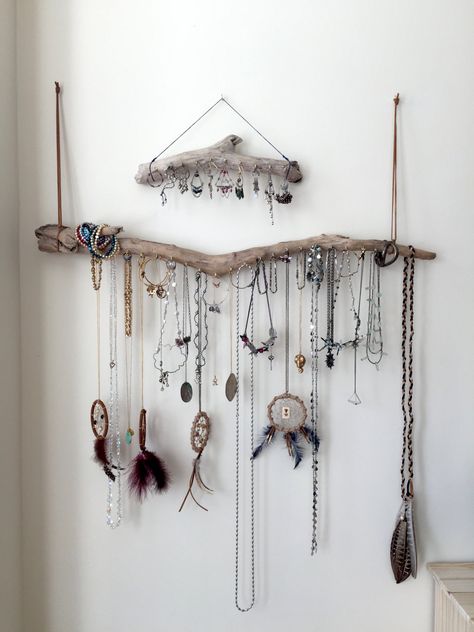 Driftwood Jewelry Organizer Rack Necklace Hanger by Curiographer How To Store Scarves, Boho Jewelry Display, Jewelry Storage Solutions, Vintage Jewelry Diy, Diy Jewelry To Sell, Jewerly Displays, Necklace Hanger, Wall Mount Jewelry Organizer, Driftwood Jewelry