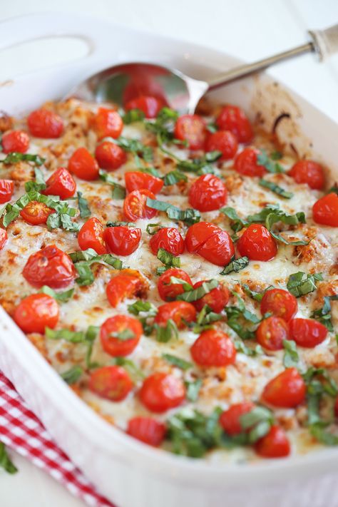 Cheesy Caprese Chicken & Quinoa Casserole - Eat Yourself Skinny Chicken Quinoa Casserole, Quinoa Casserole Recipes, Costco Rotisserie Chicken, Quinoa Casserole, Caprese Recipes, Chicken Receipes, Monthly Menu, Foods Ideas, Healthy Casserole Recipes