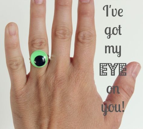 Googly Eye Ring Tutorial via @makeandtakes.com Things To Do With Googly Eyes, Halloween Rings, Google Eyes, Eye Rings, Hallowen Ideas, Halloween Ring, Birthday Goodie Bags, Halloween Idea, Kid Projects