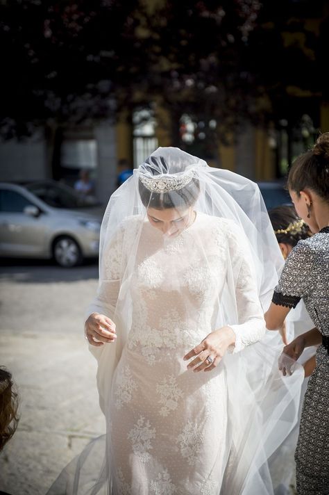 10 Veils we love!!!! which one is your favorite? Bridal veils | Short | long | cathedral | birdcage | floral embroidery | handmade Naeem Khan Hermione De Paula Spring 2019 Ethereal Wedding, Fall Wedding Dresses, Long Sleeve Wedding, Boho Vintage, Wedding Veils, Bridal Inspiration, Wedding Dress Inspiration, Wedding Dress Long Sleeve, Wedding Wear