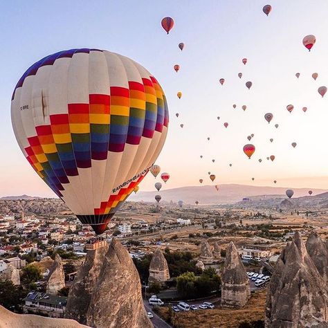 Reminder: Follow your bliss 💫 #DTBehindTheLens @_smallthings_inlife_ 🇹🇷 #dametravelerturkey #dametraveler Sunshine Wallpaper, Short Break Travel, Backgrounds Hd, Turkey Destinations, Cappadocia Turkey, Hot Air Balloon Rides, Narita, Hot Air Balloons, Beautiful Places Nature