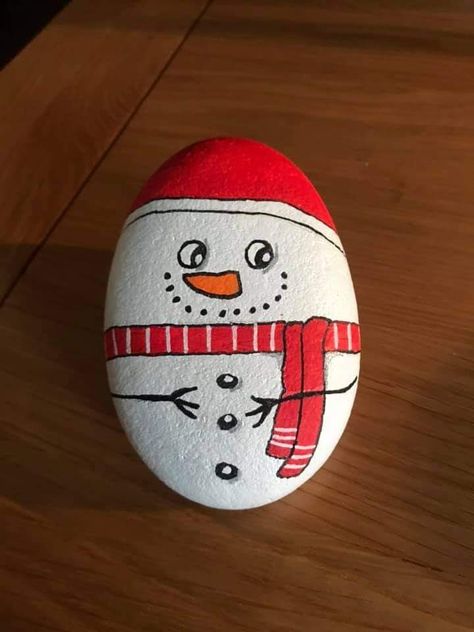 Diy Christmas Rock Painting, Xmas Painted Stones, Xmas Rock Painting Ideas, Christmas Rocks Painted Ideas, Christmas Painted Rocks Ideas, Christmas Rock Painting Ideas Easy, Christmas Stone Painting, Christmas Rock Painting Ideas, Christmas Pebble Art