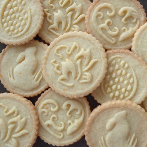 Best Cookie Dough For Stamping, Cookie Stamps Diy, Best Stamped Cookie Recipe, How To Use Cookie Stamps, How To Use A Cookie Stamp, Christmas Stamp Cookies, Embossed Cookie Dough Recipe, Stamped Shortbread Cookies, Cookie Stamp Cookies