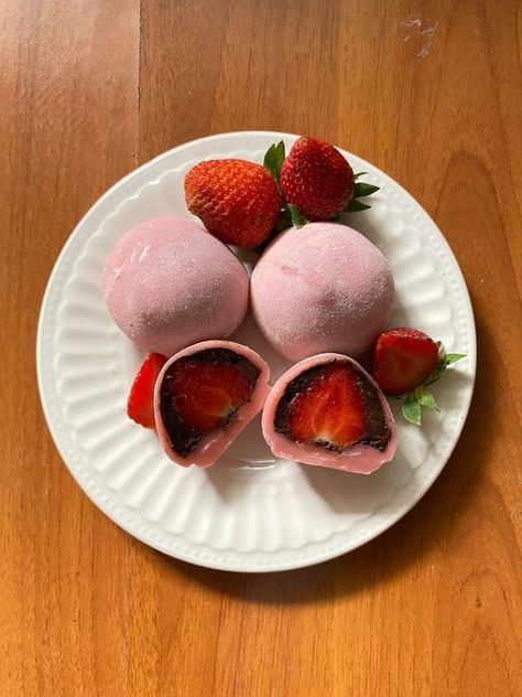 ♔ La Maison du Mochi Strawberry Mochi Aesthetic, Mochi Aesthetic Food, Foto Mochi, Aesthetic Mochi, Japan Mochi, Mochi Aesthetic, Ichigo Daifuku, Cute Mochi, Strawberry Mochi