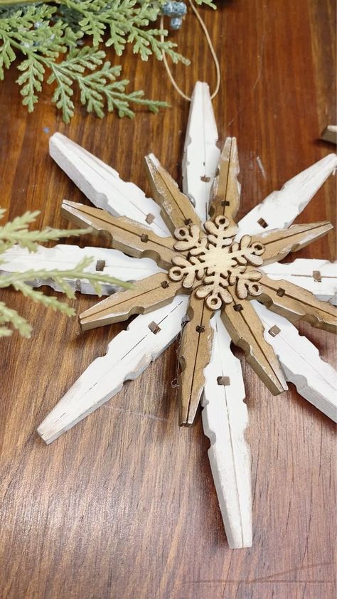 Clothespin Snowflake, Diy Christmas Decorations Easy, Christmas Wood Crafts, Holiday Crafts Christmas, Christmas Ornaments Homemade, Christmas Ornament Crafts, Christmas Crafts Decorations, Shoe Lace, Christmas Wood