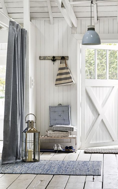 Seaside Cottage Interior, Summer House Interiors, Nantucket Style Homes, Nautical Interior, Beach House Interior Design, Seaside House, Beach Cabin, Cottage Interior, Style Cottage