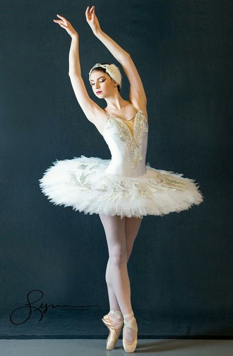 Ballerina Photography, Ballerina Poses, Dancing Poses, Ballet Dance Photography, Dance Picture Poses, Ballerina Painting, Dancer Photography, Ballerina Outfit, Ballet Beauty