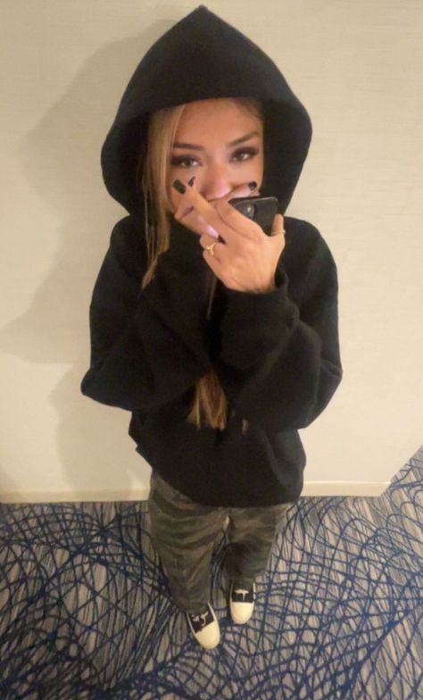 Black Hoodie Outfit Women, Birthday Party Outfits Casual, Basic Streetwear Outfit, Hoodie Outfit Aesthetic, Black Hoodie Outfit, Foto Ideas Instagram, Cute Poses For Pictures, Hoodie Outfit, Swaggy Outfits