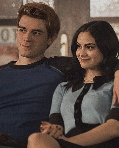 Veronica Lodge and Archie Andrews Varchie Riverdale Chuck Gossip Girl, Riverdale Season 2, Riverdale Netflix, Riverdale Veronica, The Veronicas, Cami Mendes, Riverdale Aesthetic, Archie Andrews, Veronica Lodge