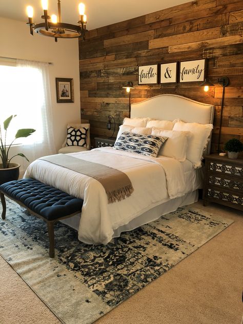 Pallet Wall Bedroom, Bedrooms Ideas For Couples, Storage Solutions For Small Spaces, Wood Walls Bedroom, Colors Bedroom, Rustic Bedroom Design, Home Decor Aesthetic, Bedroom Organization, Creative Storage Solutions