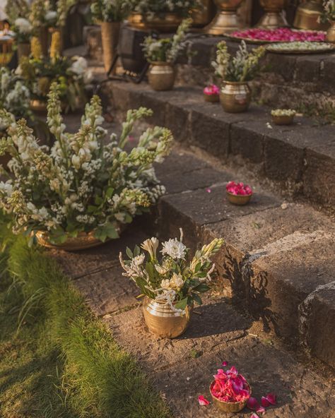 Amalgamating simplicity and elegance in cozy settings like these ! By the lake, this beautiful wedding…. organic in its truest form for our lovelies Dhruv and Pippa 🫶 अनन्तर//Aṇaṃtara Dhruv + Pippa Karjat Design, Decor and Flowers @thepetiteproject_ With @shanijshabu Production @allattractiveevents 📸 @shwetarane.in #weddingsbythelake #organicwedding #lakesidewedding #floraldecor #floraldecoration #floralsofinstagram #art #artistic #weddingdecor #weddingphotography #weddingday #wedding ... Lakeside Wedding, Organic Wedding, By The Lake, Indian Wedding Decorations, Design Decor, Traditional Decor, Floral Decor, Celebrity Weddings, Indian Wedding