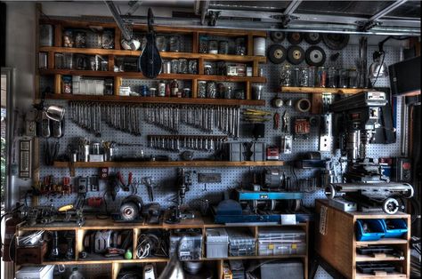 sweet work shop, tool storage, photographer added an hdr effect Japanese Garage, Micro Lathe, Jet Woodworking Tools, Woodworking Garage, Mechanical Workshop, Garage Bike, Woodworking Shop Layout, Japanese Woodworking, Building Furniture