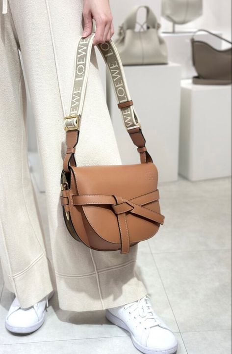 Loewe Gate Bag Outfit, Small Bag Outfit, Loewe Gate Bag, Bags Trendy, Bag Outfit, Bag Obsession, Loewe Bag, Luxury Purses, Spring Summer Outfits