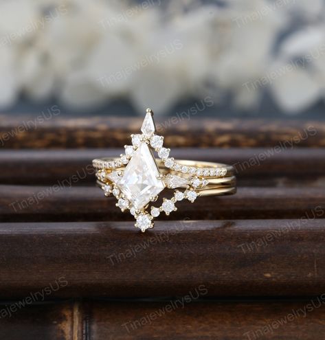 Kite Engagement Ring, Diamond Ring Unique, Eternity Diamond Ring, Pretty Engagement Rings, Eternal Flame, Moissanite Engagement Ring Set, Cute Engagement Rings, Future Engagement Rings, Ring Inspo