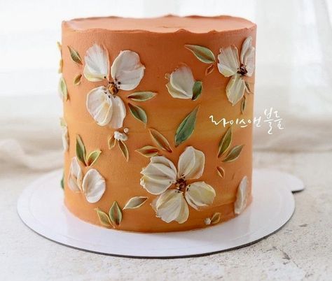 Peach Decorated Cake, Petal Cake Design, Orange Buttercream Cake, Summer Cake Designs, Simple Floral Cake, Floral Cake Design, Flower Cake Design, Buttercream Cake Decorating, Spring Cake