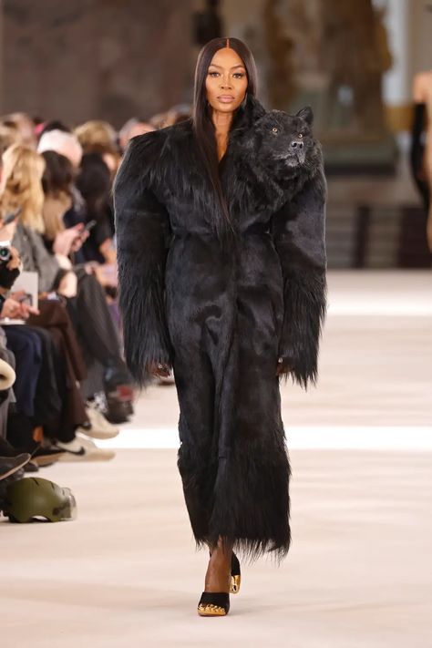 Photos Show the Schiaparelli Runway at Paris Fashion Week Schiaparelli Spring Summer 2023, Naomi Campbell Walk, Schiaparelli Haute Couture, Lion Dress, Paris Fashion Week Runway, Shalom Harlow, Black Faux Fur Coat, Dramatic Style, Fur Clothing