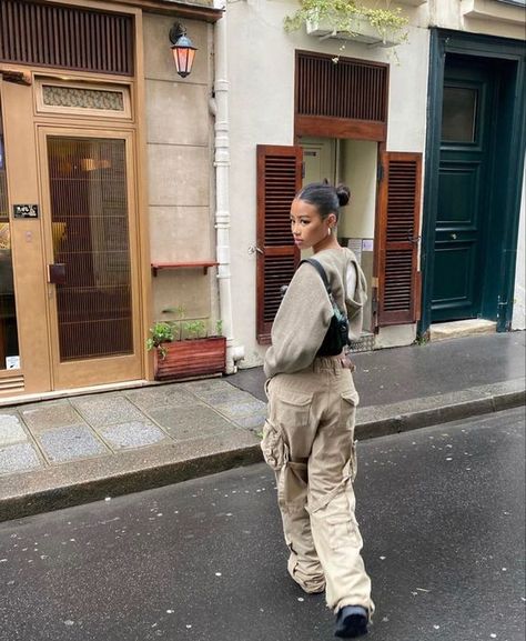 Rate This Cargo pants outfit From ⭐1~10. SAVE & FOLLOW i will update everyweek. Cargo Outfit, Cold Fashion, Streetwear Inspo, Cargo Pants Outfit, Beige Outfit, Photoshoot Inspo, Fire Fits, Looks Street Style, Fall Fits