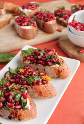 Basil Cream Cheese, Cheese Bruschetta, Pomegranate Recipes, Vegan Christmas Recipes, Vegan Holiday, Vegan Cream, Vegan Holidays, Vegan Christmas, Vegan Appetizers