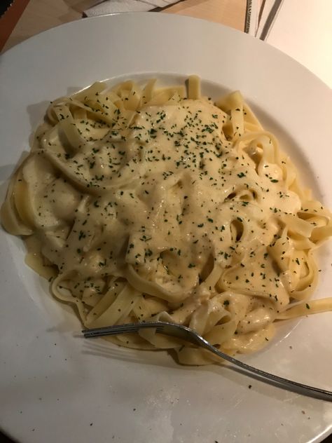 Pasts Aesthetic, Aesthetic Alfredo Pasta, Cute Pasta Aesthetic, At Home Bakery Aesthetic, Comfort Food Aethstetic, Meat Aesthetic Food, Good Eats Aesthetic, Fettucini Alfredo Aesthetic, Chicken Alfredo Aesthetic