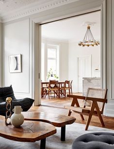 A classically beautiful kitchen Long Room, Bespoke Kitchen Design, Interior Vintage, Interior Minimalista, Pierre Jeanneret, Colonial Revival, Design Living Room, House Interior Decor, Cheap Decor