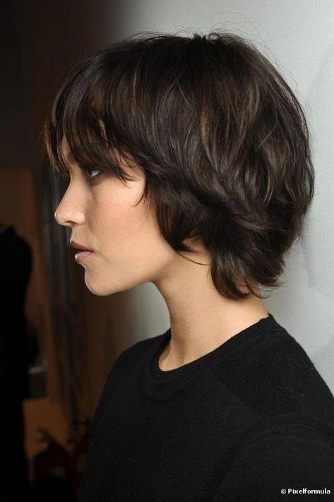 Choppy Bob Haircut for Black Hair #mediumbobhaircut Shag Bob Haircut, Kort Bob, Trendy We Fryzurach, Shaggy Bob Haircut, Short Shaggy Haircuts, Choppy Bob Haircuts, Short Shag Haircuts, Layered Short, Shaggy Short Hair