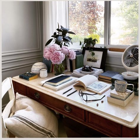 French Country Desk Office Spaces, Parisian Desk Decor, Home Office Desk Ideas Work Stations, Writer Office Aesthetic, Home Office Styling, English Cottage Office, Old Money Desk, Room Decor Study Table, Desk Vignette