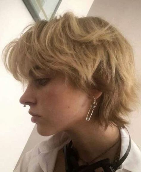 Bold Hair Color Ideas, Non Binary Haircuts, Hair Dye Color Ideas, Androgynous Haircut, Androgynous Hair, Short Hair Tomboy, Short Grunge Hair, Shaggy Short Hair, Bold Hair Color