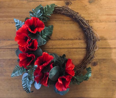 Poppy Wreath Ideas, Remembrance Wreath, Crochet Poppy Pattern, Remembrance Day Activities, Felt Flower Template, Rattan Wreath, Remembrance Day Art, Crochet Poppy, Poppy Wreath