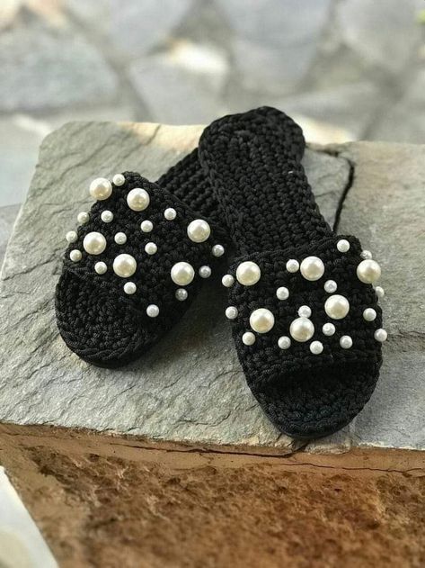 Slippers Design, Diy Crochet Slippers, Crocheted Slippers, Decorating Flip Flops, Diy Crafts Crochet, Diy Slippers, Crochet Shoes Pattern, Ladies Slippers, Crochet Slipper Pattern