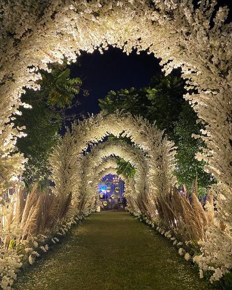 Passage Flower Decoration, Entrance For Wedding Reception, Wedding Decorations Indian Stage Mandap, Sangeet Passage Decor, Wedding Passage Decoration, Indian Wedding Venue Decorations, Wedding Stage Design Backdrop Ideas, Light Wedding Decorations, Passage Design