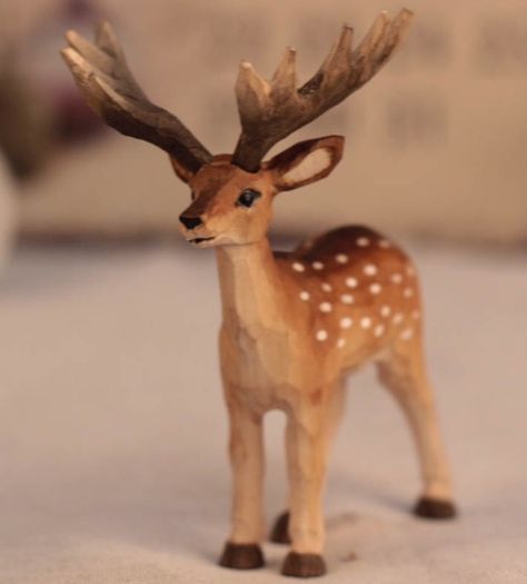 Wooden Animal Carvings, Wooden Animal Figurines, Deer Wood Carving, Miniature Wood Carving, Wood Carved Animals, Christmas Wood Carving, Wood Carving Table, Art Sculpture En Bois, Wood Carving Art Sculpture