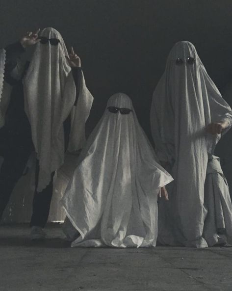 3 Friends Group Dp, 8 Group Of Friends, Friend Group Aesthetic Faceless, Ghost Pfp, Halloween Profile Pics, Bff Pfp, Beach Phone Wallpaper, Male Hoodie, Ghost Photoshoot