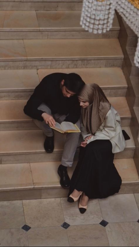 Studying Together Couple, Islam Marriage, Muslim Couple Photography, Islamic Books, Fotografi Vintage, Hijabi Aesthetic, Cute Muslim Couples, Muslimah Aesthetic, Cute Couple Poses