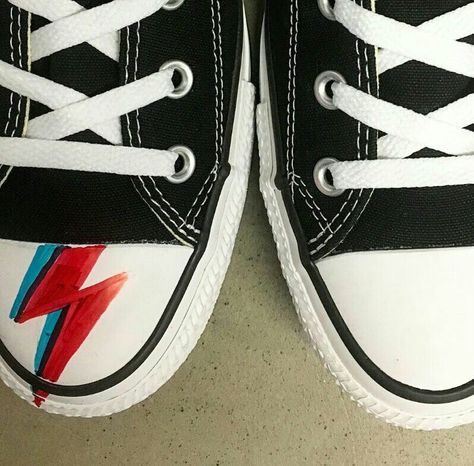 David Bowie Converse, Converse Design, All The Young Dudes, Shoes Drawing, Ziggy Stardust, Swag Shoes, The Marauders, Converse All Star, David Bowie