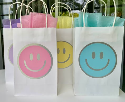 This listing is for 5  or 10 super cute smiley face in pastel tones. The bags come in 5 different colors. The tones are very pastel, but the screen may show some of them a little more vibrant than the real color.  The faces outlines are silver glossy, which make them really pretty. All the bags come with coordinated tissue papers. Preppy Party Decorations, Smiley Face Party, Smiley Face Birthday, Birthday Treat Bags, 7th Birthday Party Ideas, Preppy Party, Sleepover Birthday Parties, Cute Smiley Face, Girl Bday Party