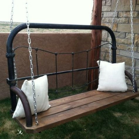 15 Brilliantly Creative Ways To Upcycle An Old Bed Frame - DIY & Crafts Old Bed Frames, Upcycle Garden, Old Beds, Iron Bed, Metal Bed Frame, Diy Bed, Metal Beds, Redo Furniture, Repurposed Furniture