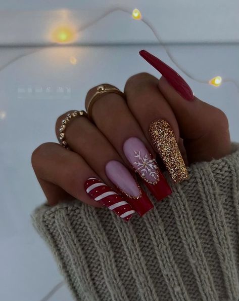 Red And Gold Nails Christmas, Christmas Nails Red And Gold, Christmas Nails Gold, Red And Gold Christmas Nails, Long Christmas Nails, Nails Noel, Gold Christmas Nails, Christmas Sweater Nails, Nail Art Noel