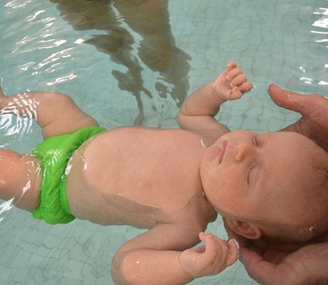 Teach Baby To Swim, Infant Swimming, Teach Kids To Swim, Baby Swimming Lessons, Fear Of Water, Benefits Of Swimming, Swimming Drills, Swimming Benefits, Swimming Gear