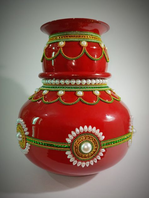 Handi Decoration Ideas Simple, Wedding Matka Decorations, Matli Decoration For Wedding, Matki Decoration Ideas For Wedding, Decorative Kalash, Matli Decoration, Matki Decoration Ideas, Haldi Plate, Kalash Decoration