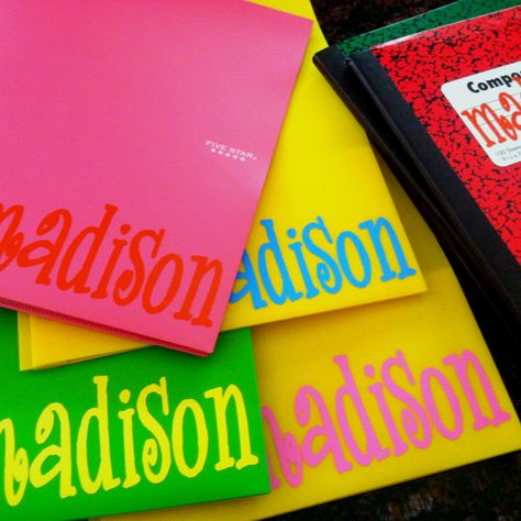 Vinyl lettering for school supplies! :) Back To School Cricut Ideas To Sell, Cricut Preschool, Labelling Ideas, Monogram School Supplies, Back To School Highschool, Personalized School Supplies, Diy Back To School, Kids School Supplies, Back To School Crafts