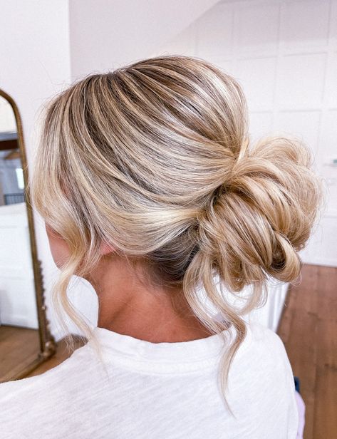 A little bit of a classic bridal style wirh a mid-low-off the neck textured bun. With a couple of pieces coming out of the bun ans around the face. Low Updo, Low Bun, Long Hair Updo, Bridal Updo, Messy Bun, Hair Updos, Engagement Shoots, Bridal Style, Hair Inspo