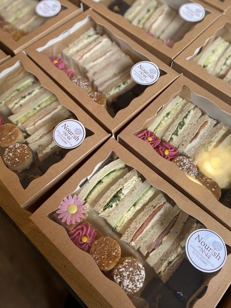 Box Dinner Ideas For Party, Wedding Food Box Ideas, Tea Party To Go Boxes, Boxed Luncheon Ideas, Wedding Food Boxes, Tea Party Catering Ideas, Boxed Lunches Catering, Fancy To Go Boxes, Wedding To Go Food Boxes